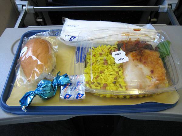 Завтрак в салоне лайнера Boeing-757 авиакомпании  Arkia 