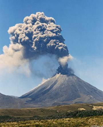 Новая Зеландия: вулкан Торгариро проснулся и засыпал всех пеплом