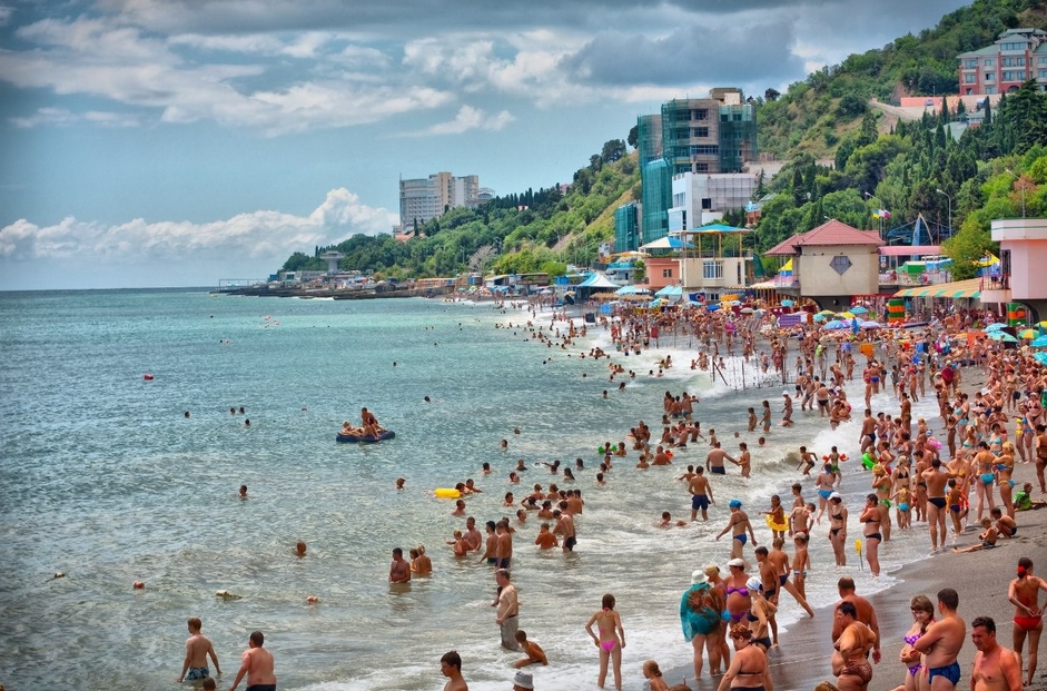 Половина всех туристов посетили Крым впервые