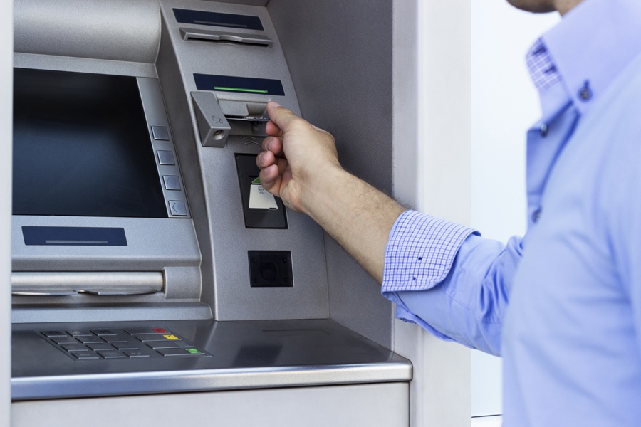 Управляющий турфирмой пытался ограбить банкомат