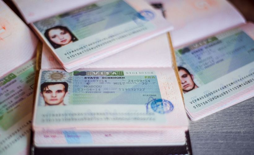 Франция пообещала выдавать российским туристам визы за двое суток