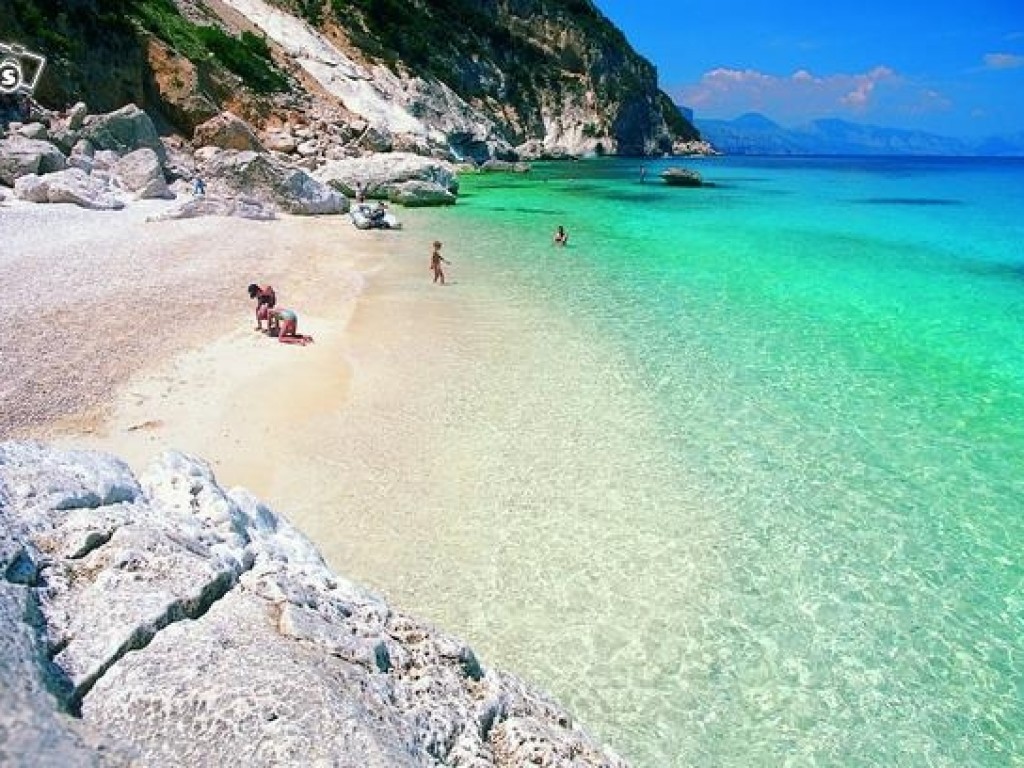 В Италии туристов оштрафовали на четыре тысячи евро за кражу песка с пляжа