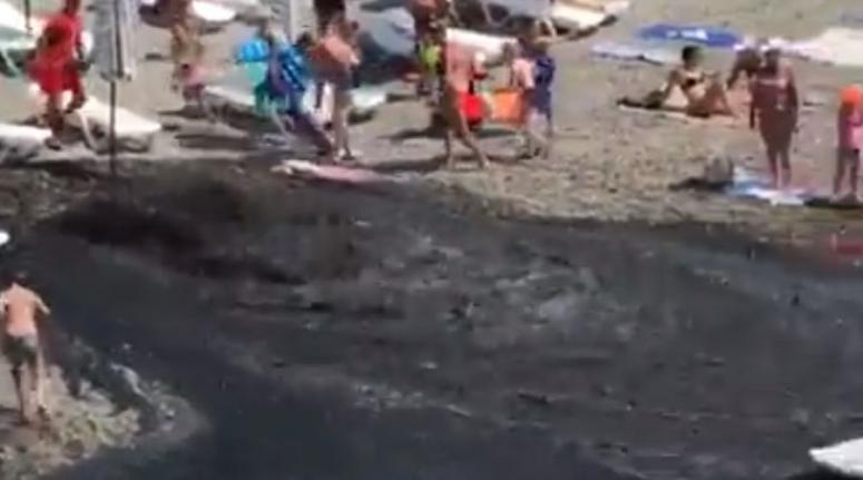 Туристов на пляже Сочи напугал «черный фонтан», чиновники утверждают, что выброс безопасный