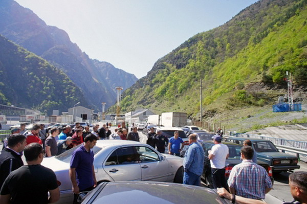 Туристы простояли в пробке на границе с Грузией более шести часов