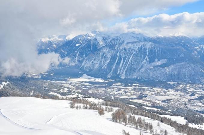 Кран-Монтана находится на высоте 1500 метров и состоит из 6 коммун: Icogne, Lens, Mollens, Montana, Randogne и Chermignon, с общим населением больше 15 000 человек. В высокий сезон население города вместе с туристами составляет более 50 000 человек. Основную группу туристов составляют сами швейцарцы (56%), итальянцы (10%) и французы (9%). Россиян пока немного - около 1% от всех туристов за год, но это количество понемногу растет.