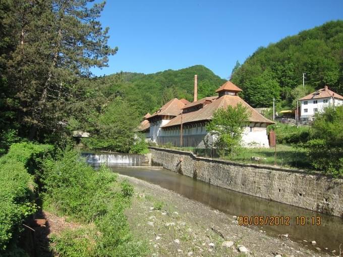 Вид на здание серных ванн на курорте Бейли Оланешть.