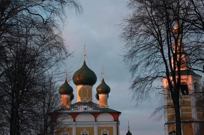 Россия - Купола Спасо-Преображенского собора в Угличе на закате.