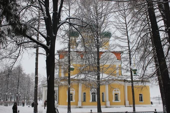 Россия - Спасо-Преображенский собор в Угличе. необычен также и своим парадным крыльцом, которое в отличие от канонов обращено на юг.