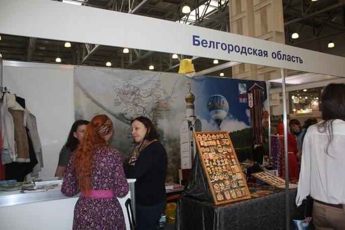 Интурмаркет-2015: украшения ручной работы, поделки из дерева, а также интересные туристические программы гостям представили на стенде Белгородской области.