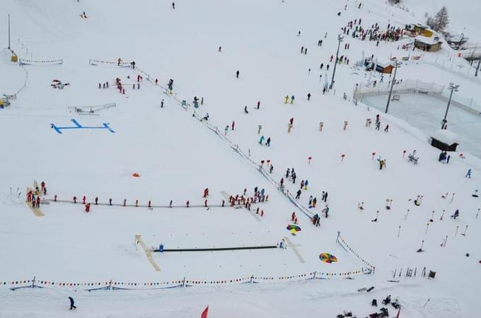 Вид на Kids Funpark из окна фуникулера.