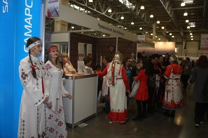 Интурмаркет-2015: представители Чувашской республики встречают посетителей у своего стенда в народных костюмах.