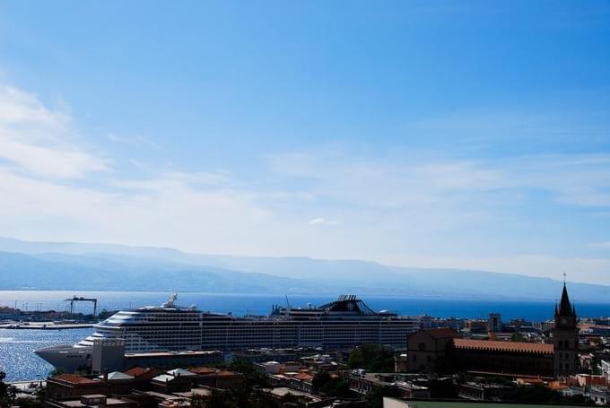 Вид на лайнер MSC SPLENDIDA в порту Мессины, куда прибывает каждый четверг.