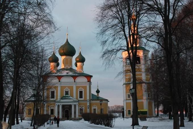 Россия - Спасо-Преображенский собор Угличского Кремля (построен в 1713 году по указанию Петра I) и его колокольня.