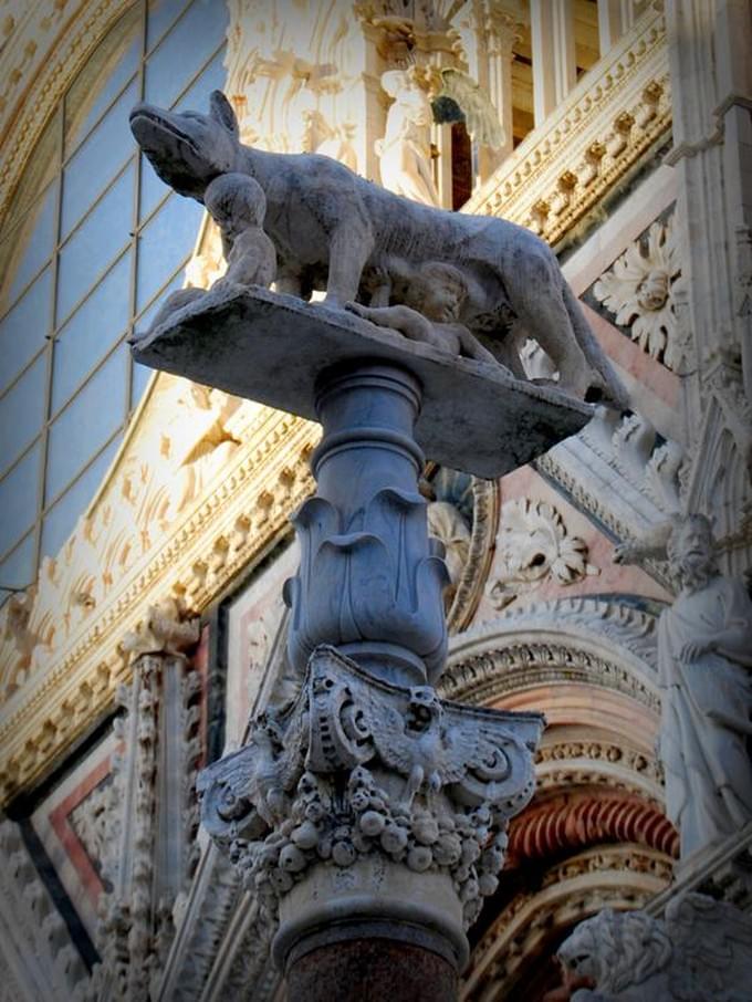 Италия - Сиена. Piazza del Duomo‬‬‬‬‬‬‬. Сиенская волчица