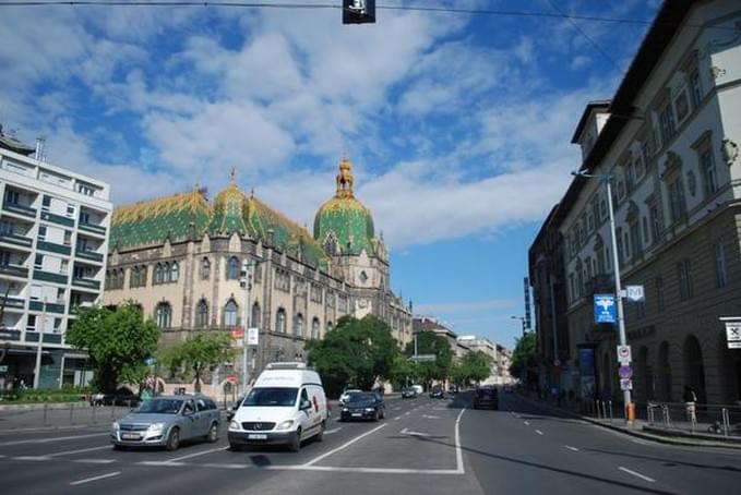 Первые известные поселения на месте нынешнего города Будапешт появились более 2100 лет назад, но в более-менее крупное городское преобразование городок превратился во II веке, когда на берегу Дуная римляне построили местный региональный центр Империи.