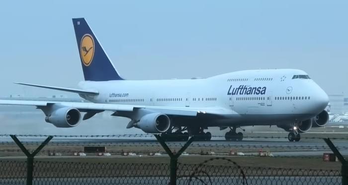 Lufthansa предложила 500 долларов туристу, обжегшемуся кофе на рейсе в Будапешт