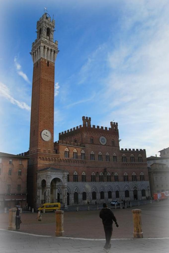 Италия - Сиена. piazza del Campo.Torre del Mangia