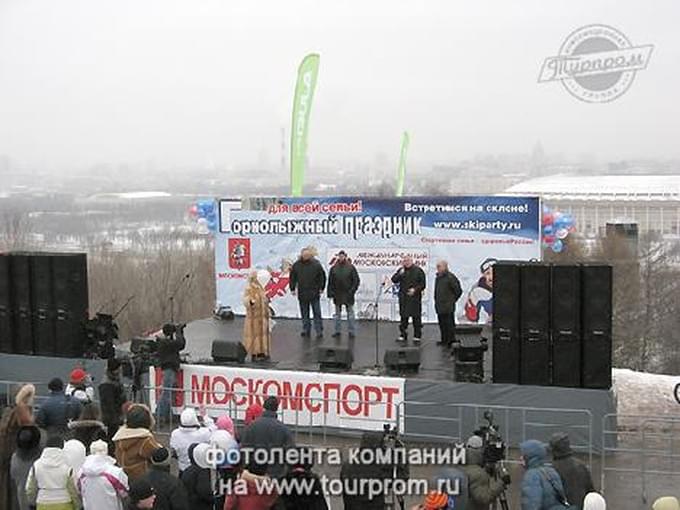 Торжественное открытие праздника, выступление Фесика Д.П. и Кузнецова Э.Н. (сцена)
