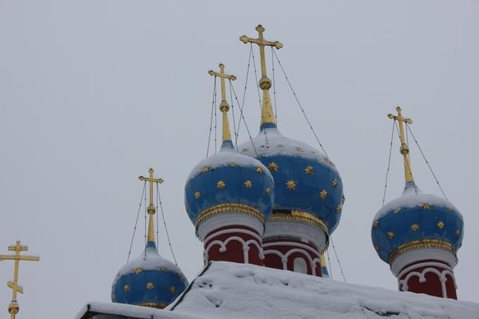 Россия - Купола церкови царевича Димитрия «на крови» в Угличе.