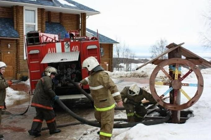 Фоторепортаж с места события предоставлен пресс-службой ГУ МЧС России по Архангельской области