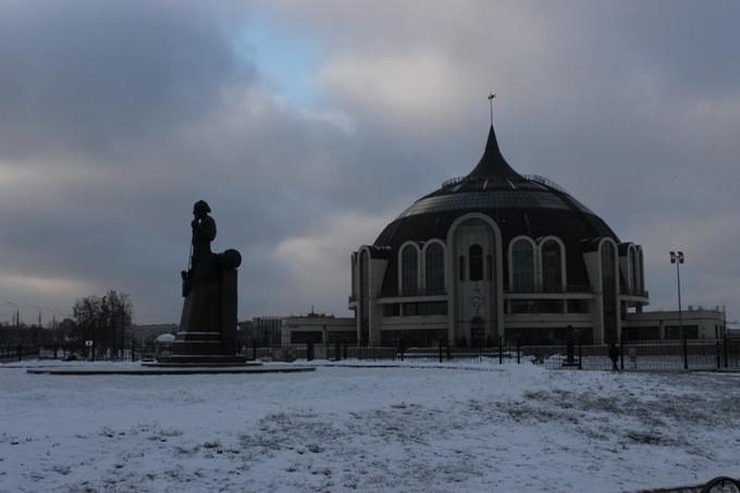 Памятник Демидову возле Государственного музея оружия