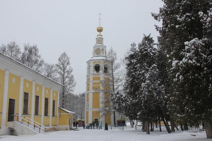 Россия - Колокольня Спасо-Преображенского собор Угличского Кремля, построена в 1730 году. Слева виден Богоявленский (зимний) собор кремля, построенный в 1827 году. 