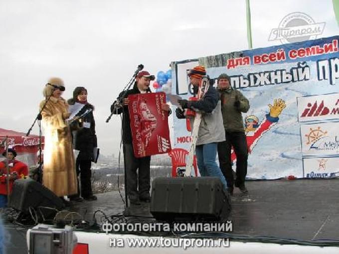 Торжественное вручение призов нашими партнерами победителям соревнований на сцене