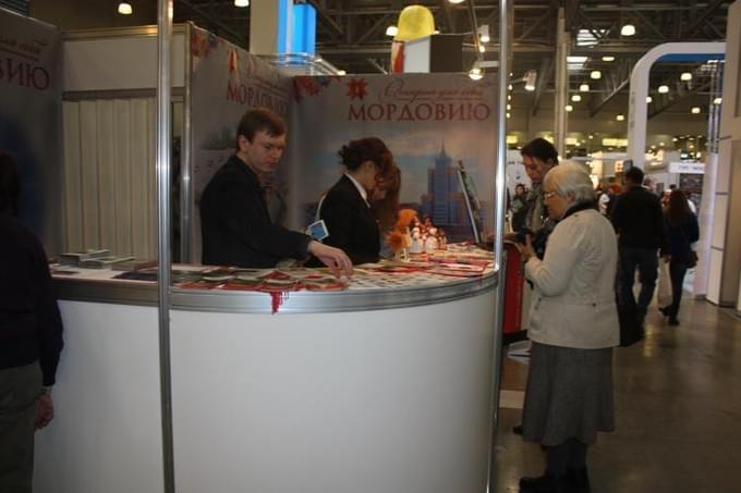 Интурмаркет-2015: посетители заинтересованно смотрят турпродукты стенда Мордовии.