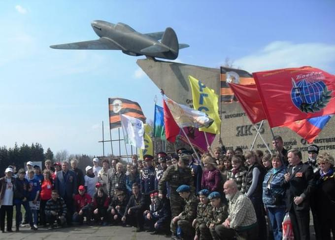 Остановка у памятника членам экипажа самолета ЯК-3. Возложение цветов, выступления и минута молчания