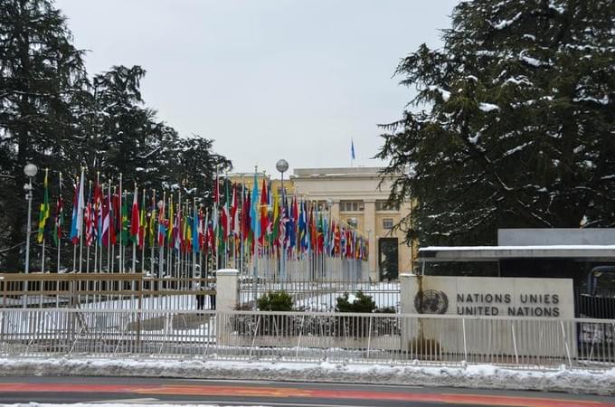 Мало кто об этом знает, но в бывшем дворце Лиги Наций открыт филиал Организации Объединенных Наций (ООН). Здание ООН можно посетить в любой рабочий день с экскурсией (12 франков), а если заказывать заранее, то экскурсия будет на русском языке.