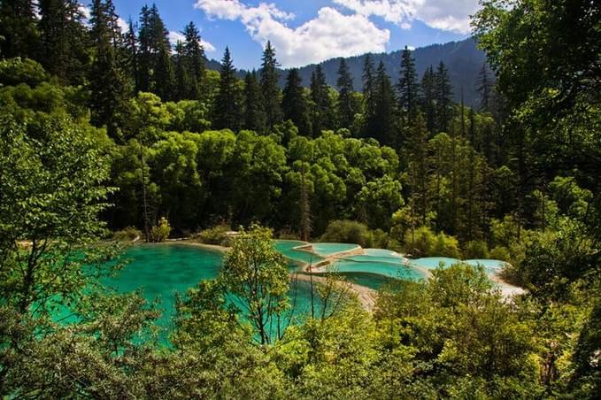 Китай - Озеро в долине Цзючжайгоу в провинции Сычуань, Китай.http://www.tourismpanda.com/