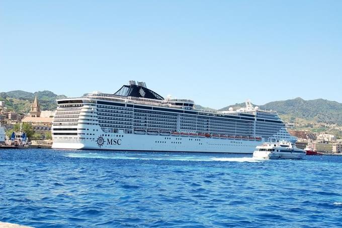 Лайнер MSC SPLENDIDA. В порт Туниса лайнер прибывает по вторникам, а весь понедельник пассажиры проводят на борту MSC SPLENDIDA в Средиземном море.