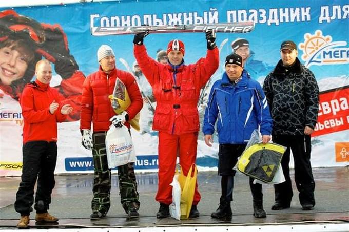 Победители мужских соревнований радуются своей победе и новым лыжам!