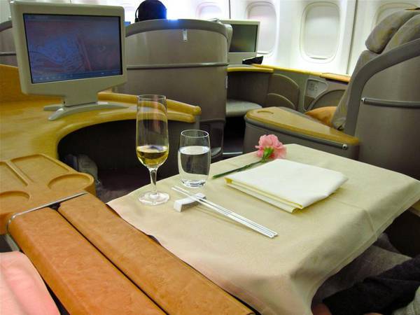Завтрак в салоне лайнера Airbus A-320 авиакомпании  Asiana Airlines 