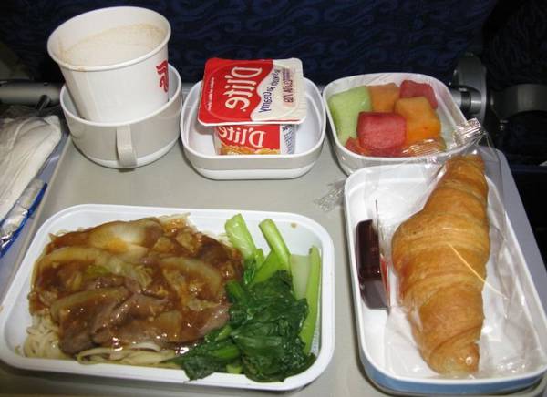 Завтрак в салоне лайнера Boeing-757 авиакомпании  Blue Panorama 
