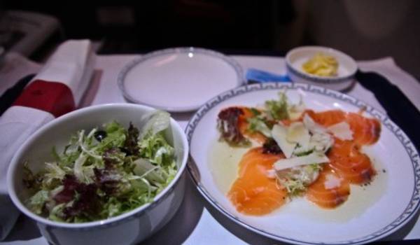 Завтрак в салоне лайнера Airbus A-320 авиакомпании  China Southern Airlines 