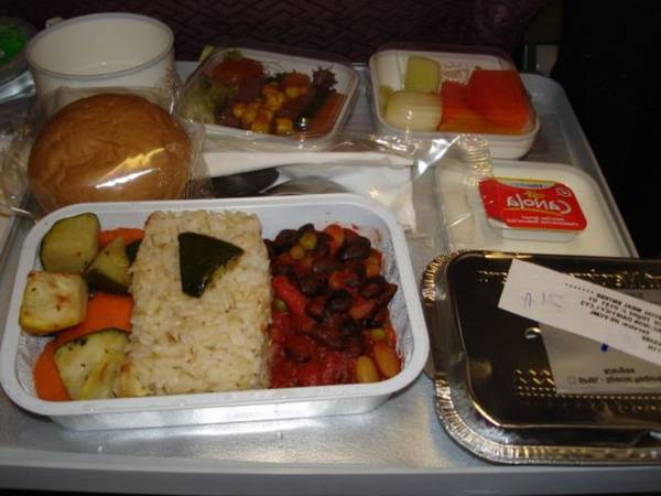 Завтрак в салоне лайнера Airbus A-380 авиакомпании  Malaysian Airways 