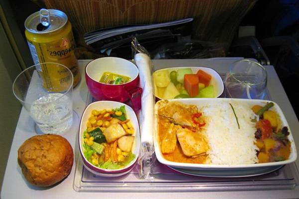 Завтрак в салоне лайнера Boeing-737 авиакомпании  Tarom 