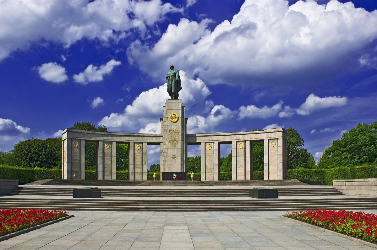 Памятник павшим. Мемориал павшим советским воинам в Тиргартене в Берлине. Берлин Тиргартен памятник советскому солдату. Берлин памятники советским воинам в Тиргартене. Мемориальный комплекс в Тиргартене.