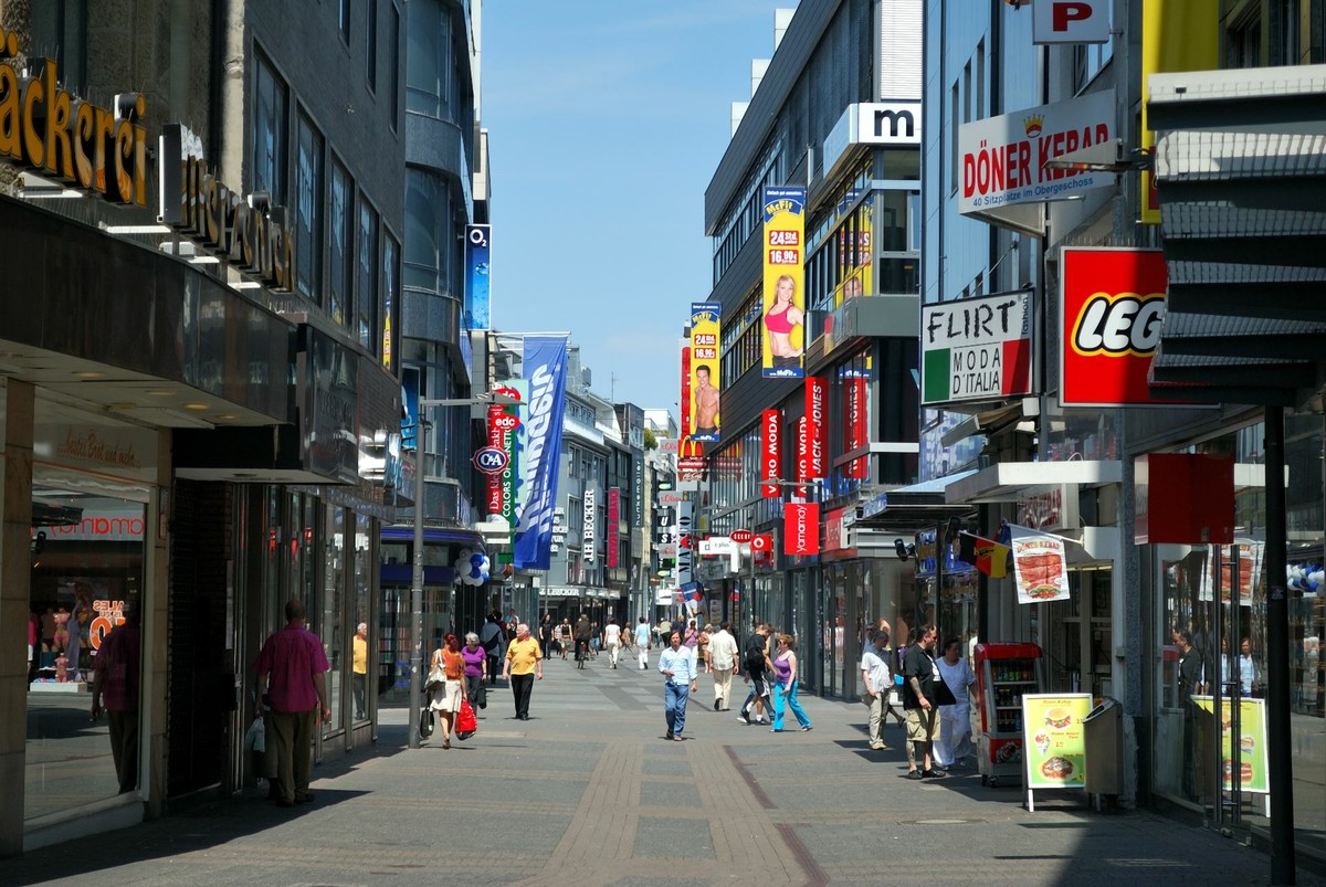 Торговая улица. Кельн торговая Главная улица hohe Strasse. Торговая улица Кельн. Die hohe Straße Кельн. Улочки Кельна.