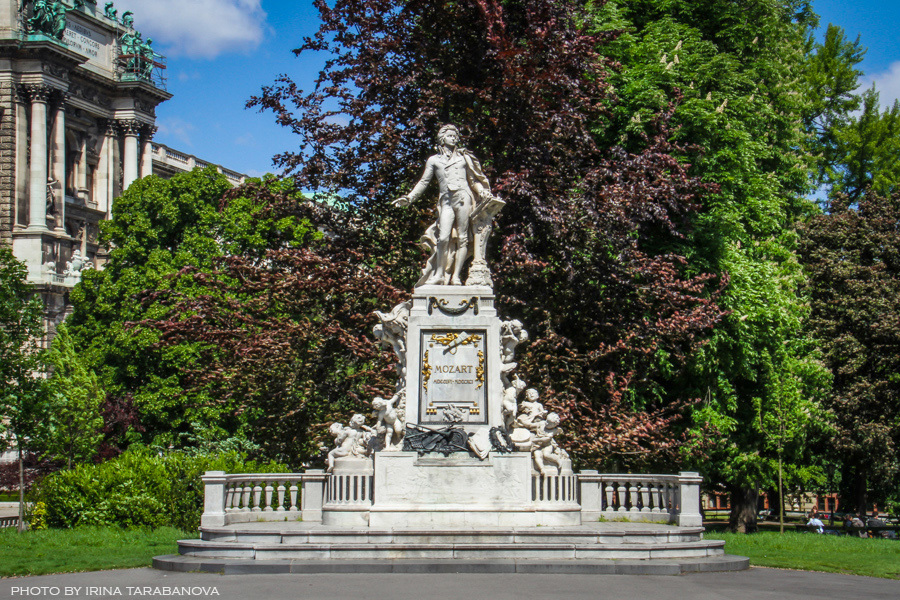 Памятники моцарту фото