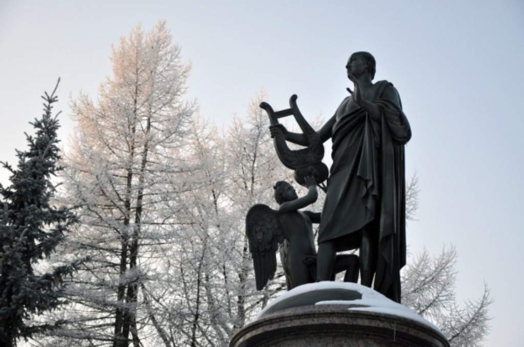 Памятники в архангельском. Памятник Ломоносову в Архангельске. Памятник м в Ломоносову в Архангельске Мартос. САФУ памятник Ломоносову. Скульптор памятника Ломоносову в Архангельске.