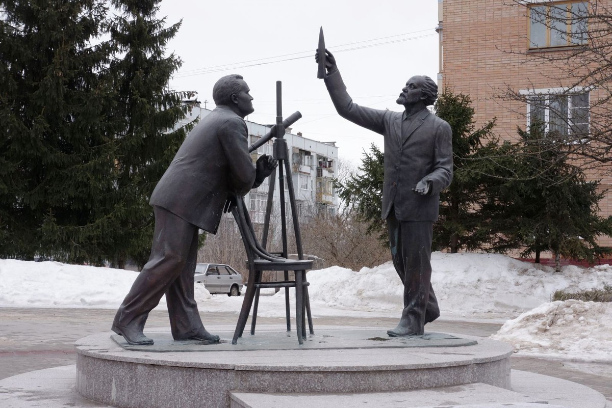 Скульптурная композиция. Циолковский и Королев памятник Калуга. Скульптурная композиция Циолковский и Королев. Памятник Циолковскому и королеву в Калуге. Скульптурная композиция 