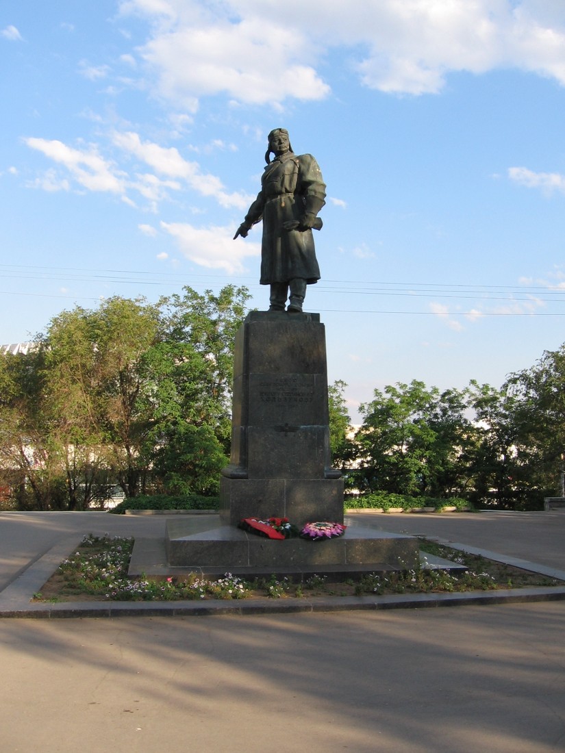 Волгоградские части. Памятник Хользунову Волгоград. Памятник Хользунову в Волгограде на набережной. Памятник Хользунову на центральной набережной. Волгоград верхняя трасса набережной памятник Хальзунову.