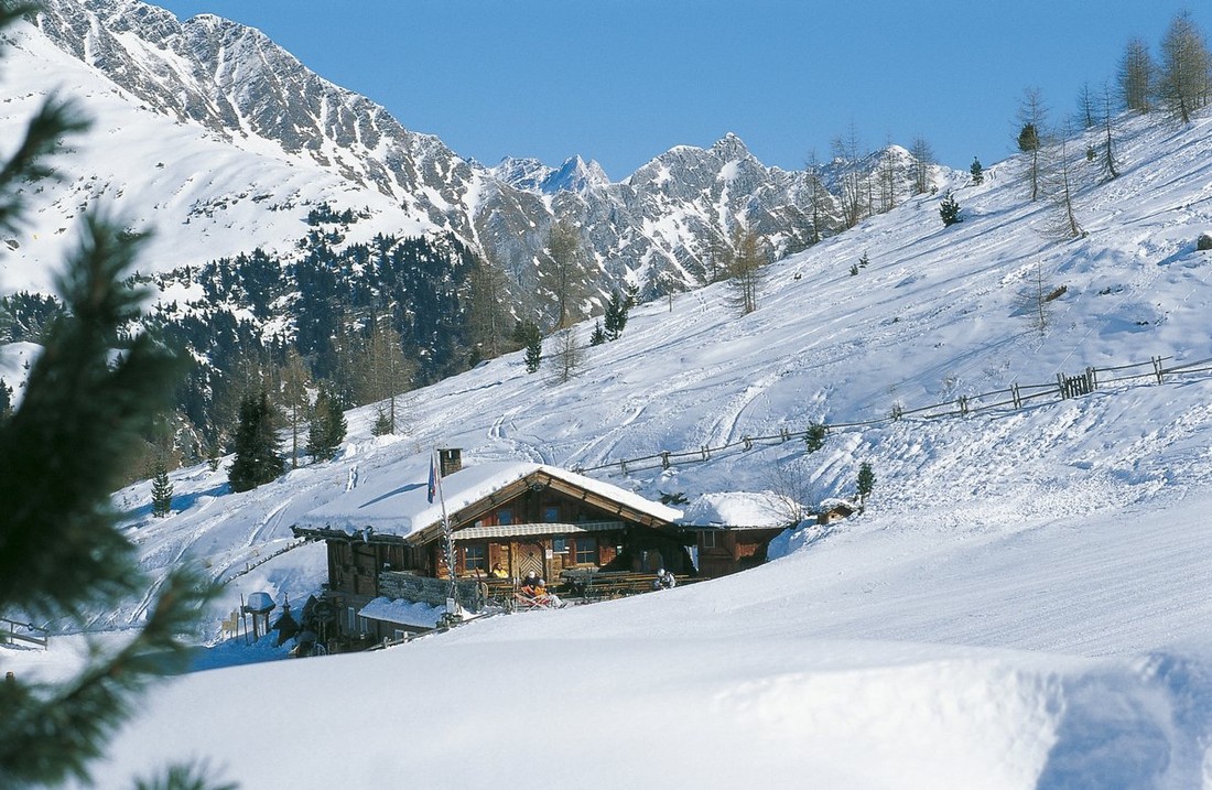 Двести туристов застряли на курорте в Альпах