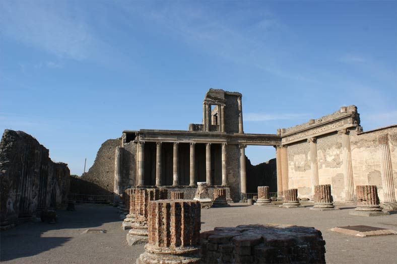 Турист из США повредил древнюю мозаику в Помпеях ради селфи 