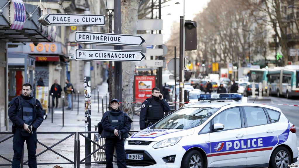 Исламист с ножом напал на туристов в Париже