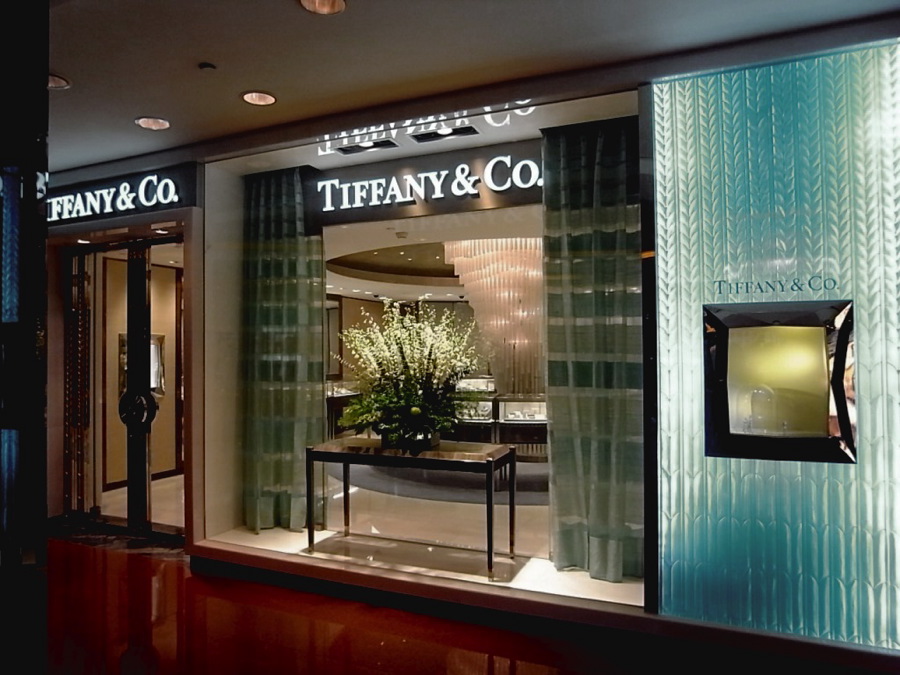 Tiffany петровка. Бутик Тиффани. Ювелирный магазин Tiffany. Витрина магазина Тиффани.