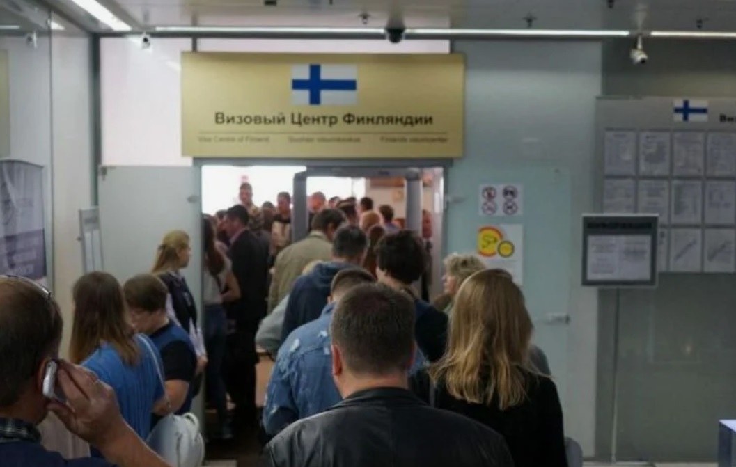 В Санкт-Петербурге очередь туристов за финской визой растянулась на 5 часов